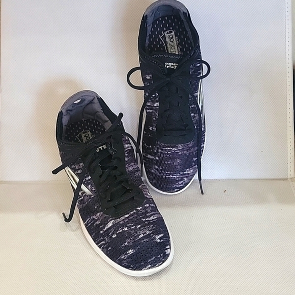 SKECHERS GO STEP GOGA MAT BLACK SNEAKERS (sz 10)